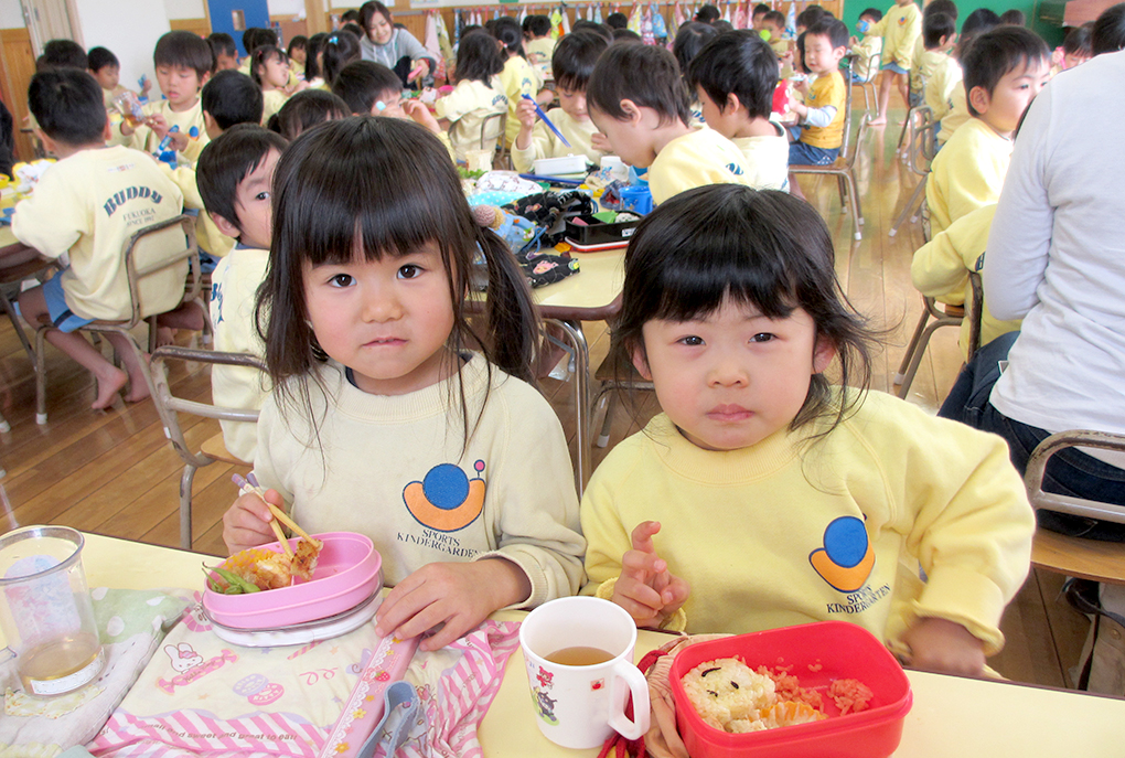 昼食をとる園児たち