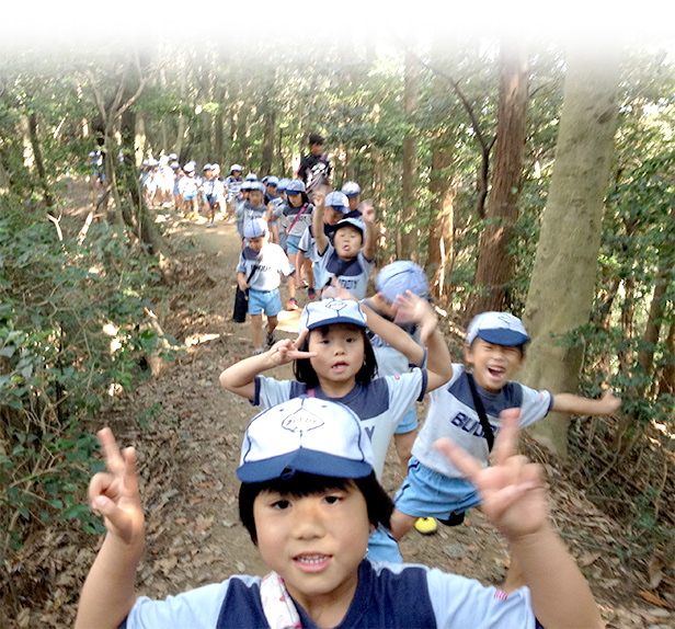 散策する園児たち