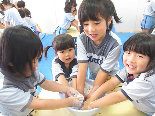 ヨモギ団子を作る園児たち