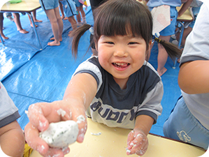 ヨモギ団子を作る園児