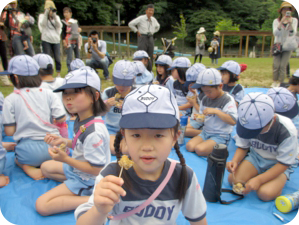 ヨモギ団子を食べる園児