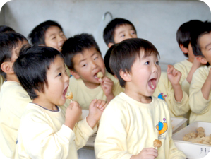 ヨモギ団子を食べる園児
