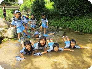 水遊びをする園児たち