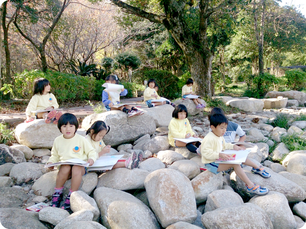 川辺でお絵かき