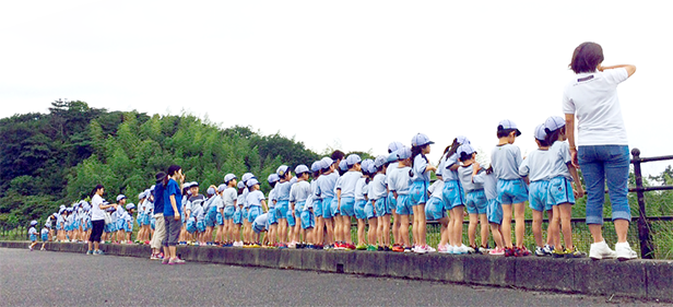 後姿の園児たち